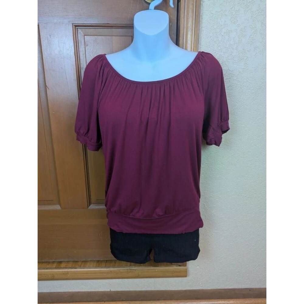 Lulu E Bebe Wide Neck Gathered Short Sleeve Shirt in Burgundy Sz. M